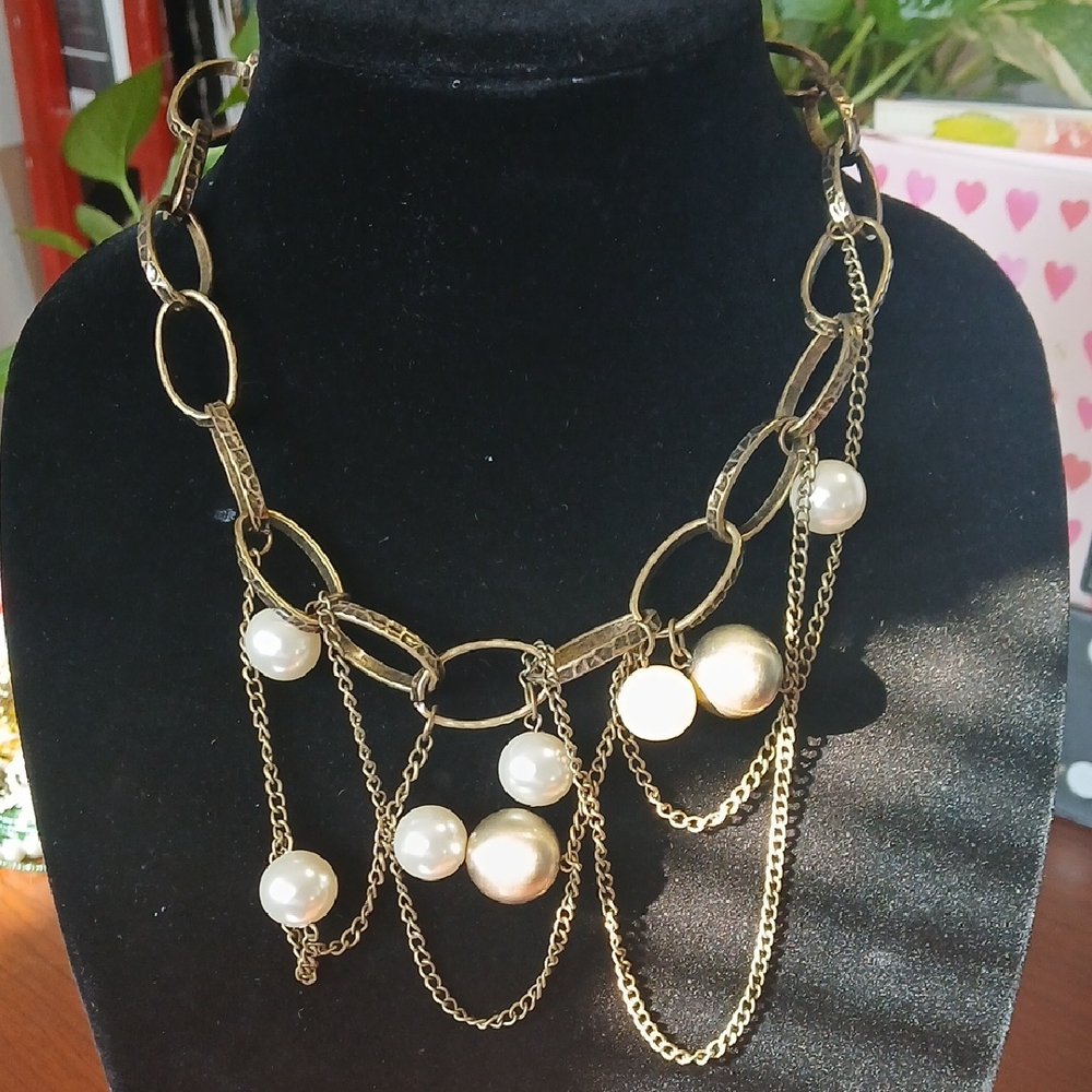 Elegant Gold and Pearl Necklace